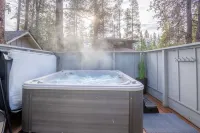 Private Hot Tub and Cozy Fireplace - Charming Retreat