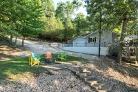 Dock, Kayaks and Fire Pit for Ultimate Relaxation - Serene Lakefront Haven