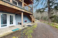 Woodsy retreat near the beach with WiFi, washer/dryer & gas fireplace Hotels in Oceanside