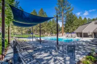 Private Hot Tub and Fireplace with Scenic Views - Stunning Retreat Hotel di Sunriver