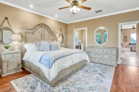 Scenic Lake Views and Cozy Hot Tub - Charming Hill Country Retreat Отели в г. Комаль