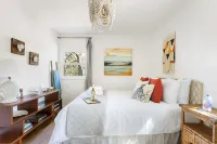 Stylish Kitchen and Outdoor Porch Retreat - Charming Oasis Hotel a Folly Beach