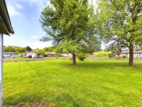 Charming Bungalow Hideaway with Expansive Backyard - Cozy Retreat فنادق في Philomath