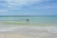 Private Heated Pool and Boat Slip Access - Stunning Coastal Retreat 코테즈 호텔