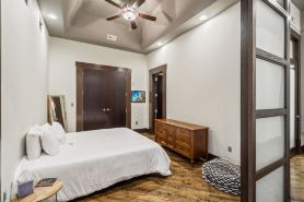 Stylish Urban Escape with Modern Comforts - Chic Industrial Haven
