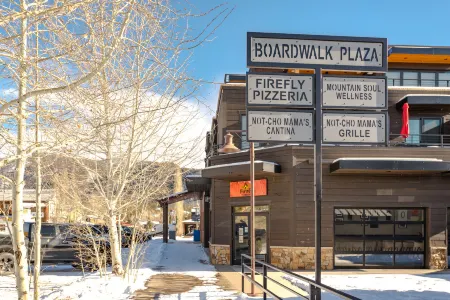 Cozy Condo with Balcony and Stunning Views - Charming Mountain Retreat