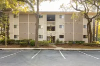 Stylish Villa with Balcony and Resort Amenities - Chic Coastal Escape