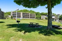 Lovely ski-in/out condo with gorgeous mountain views and shared tennis court Hotels in Pyatte