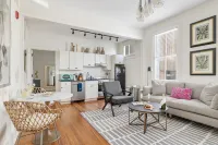 Close to Attractions and Trendy Coffeehouse - Bright Cheerful Oasis