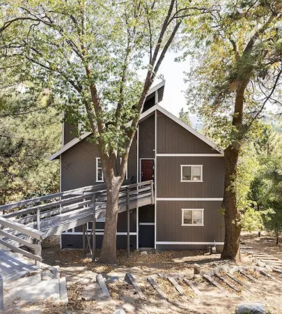Scenic Deck with Mountain Views and Cozy Fireplace - Enchanting Escape Отели рядом с достопримечательностью «Church of the Woods»