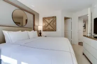 Luxury Amenities and Outdoor Swimming Pool - Elegant Arlington Haven
