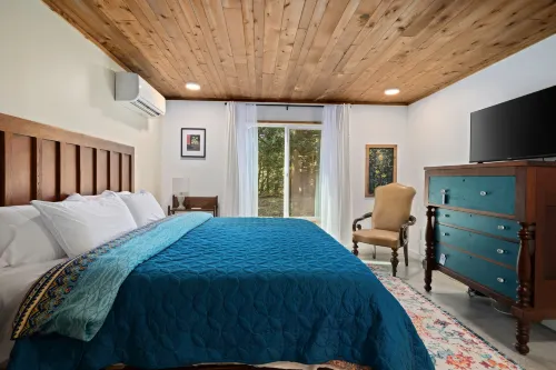 Charming Garden Views and Cozy Living - Delightful Retreat