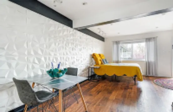 Top Floor Retreat with Pool and Concierge Services - Charming Oasis