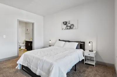 Private Patio and Fast WiFi for Business Travelers - Charming Oasis