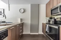 1BR+Den | Gym, Lounge | Bellevue | Sophari C