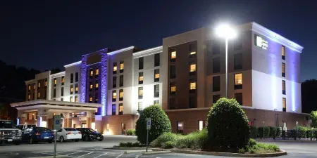 Holiday Inn Express & Suites Newport News