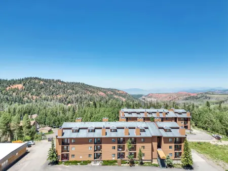 Cozy Retreat with Indoor Pool and Hot Tub - Charming Mountain Haven Отели рядом с достопримечательностью «Брайан Хед Резорт»