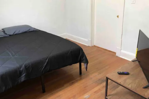 Private 2 Bedroom and 1 Bathroom House in a Quiet Area and Convenient to NYC Bus/Train