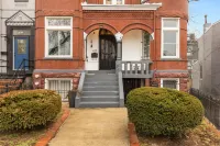 Gourmet Kitchen and Smart TV Entertainment - Inviting Spacious Getaway Hotels in Mt. Vernon Square / Convention Center