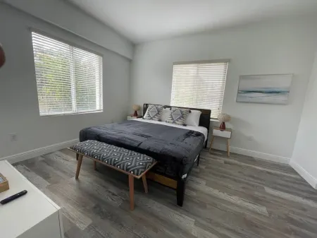 Chic Serene Haven with Parking - Washer, TV, WiFi, AC Отели в г. Корал Гейблс