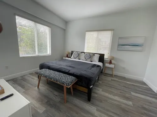 Chic Serene Haven with Parking - Washer, TV, WiFi, AC