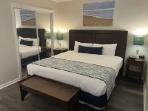 Private Balcony and Pool Views - Charming Coastal Escape 來特斯維海灘酒店