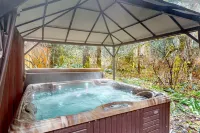 Dog-friendly cabin with deck, hot tub & firepit - walk to Sandy River Hôtels à : Rhododendron