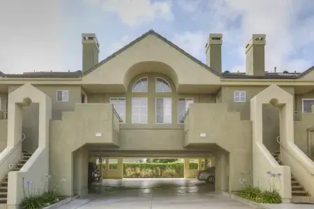 Private Hot Tub and Beautifully Decorated Space - Charming Coastal Oasis