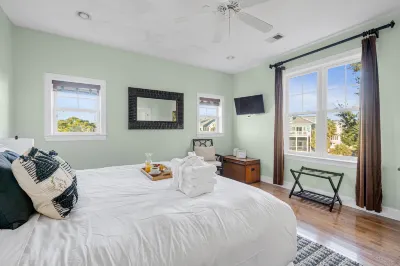 Charming Waterfront Oasis with Outdoor Dining - Serene Coastal Retreat Отели рядом с достопримечательностью «Public Beach Access - 3rd St.W»