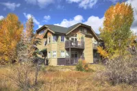 Quality Furnishings and Hot Tub Access - Gorgeous Haven