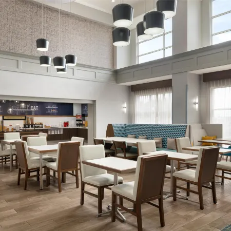 Hampton Inn & Suites Galveston Отели рядом с достопримечательностью «Парк Муди Гарденс Аттракшенс Тем»