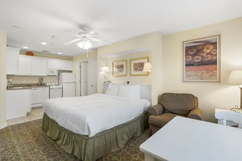 Direct Lake Access and Resort Amenities - Charming Lakefront Getaway Hotels in Kimberling City