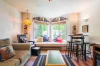 Ski Access and Cozy Comfort - Stylish Mountain Retreat