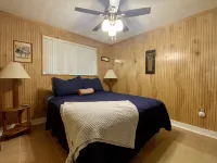 Barney's Retreat- A rustic cabin right on the river with hot tub! 루레이 주 A 레스큐 동물원 주변 호텔