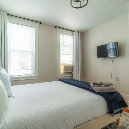 Spacious 3BR - Walk to Downtown Salem, Game Room!<br> Отели рядом с достопримечательностью «Музей Пибоди в Эссексе»