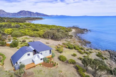 Hazards Hideaway Hotels near BIG4 Iluka on Freycinet Holiday Park
