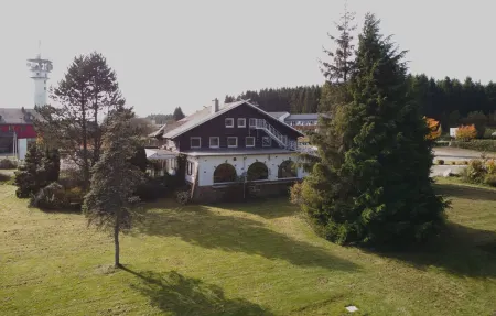 Ardennes Retreat for Groups Отели рядом с достопримечательностью «Барак де Фретюр»