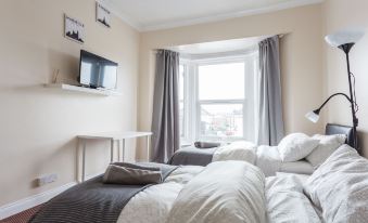 Shirley House Self Catering Guest House, 5 Min Drive to Cruise Ship Terminals and City Centre