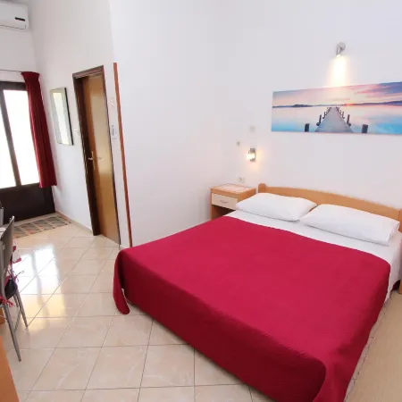 Room and Apartment Lea