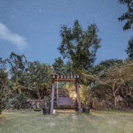 Jeju Supgol Dokchae Pension Отели рядом с достопримечательностью «Парк аттракционов «Эколенд»»