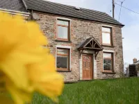 Cottage - Sleeps 4 - Garden - Parking Hotels in Llanelli
