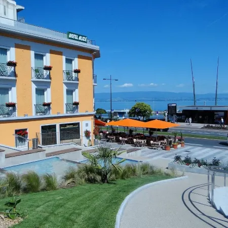 The Originals Boutique Hôtel Alizé Évian-Les-Bains Отели рядом с достопримечательностью «Железнодорожный вокзал Эвиан»