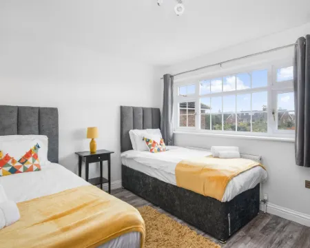 Gravesend 3 Beds by Jada Homes Hotels in Gravesend