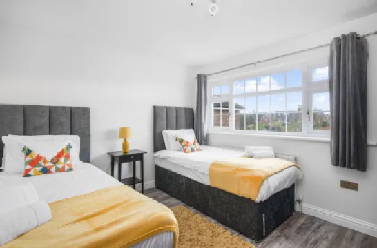 Gravesend 3 Beds by Jada Homes Hotel dekat Stasiun Kereta Internasional Ebbsfleet