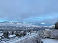 Spectacular skyline, river views from lovely yard. Bright and beautiful space.