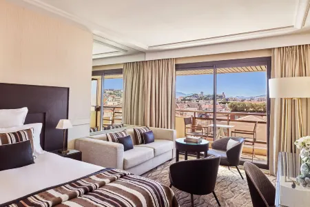 Hôtel Barrière Le Gray d'Albion Отели рядом с достопримечательностью «Port de la pointe Croisette»