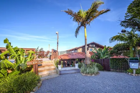 Village Praia do Rosa Отели в г. Имбитуба