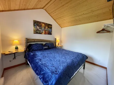 Private Oceanfront Cabin and Hot Tub! - Gww