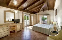 Colonna Beach Hotel Marinella فنادق في Porto Rotondo