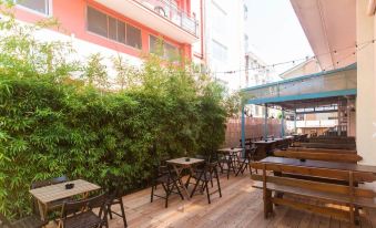 Sunflower Beach Backpacker Hostel & Bar